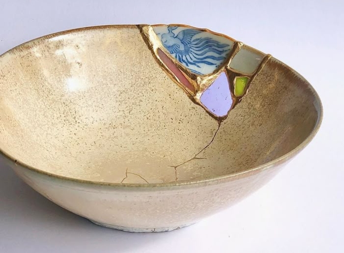 Bowl repaired using the joint-call Kintsugi method, featuring gold-filled seams that join fragments from other pieces, symbolizing the beauty of restoration and the art of transformation