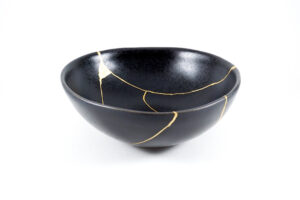 Bowl repaired with Kintsugi, featuring golden seams that highlight the beauty of imperfection and the art of healing